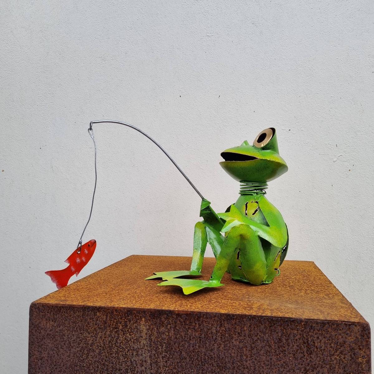 Frosch mit Angel, aus Metall, bemalt, 21 cm 