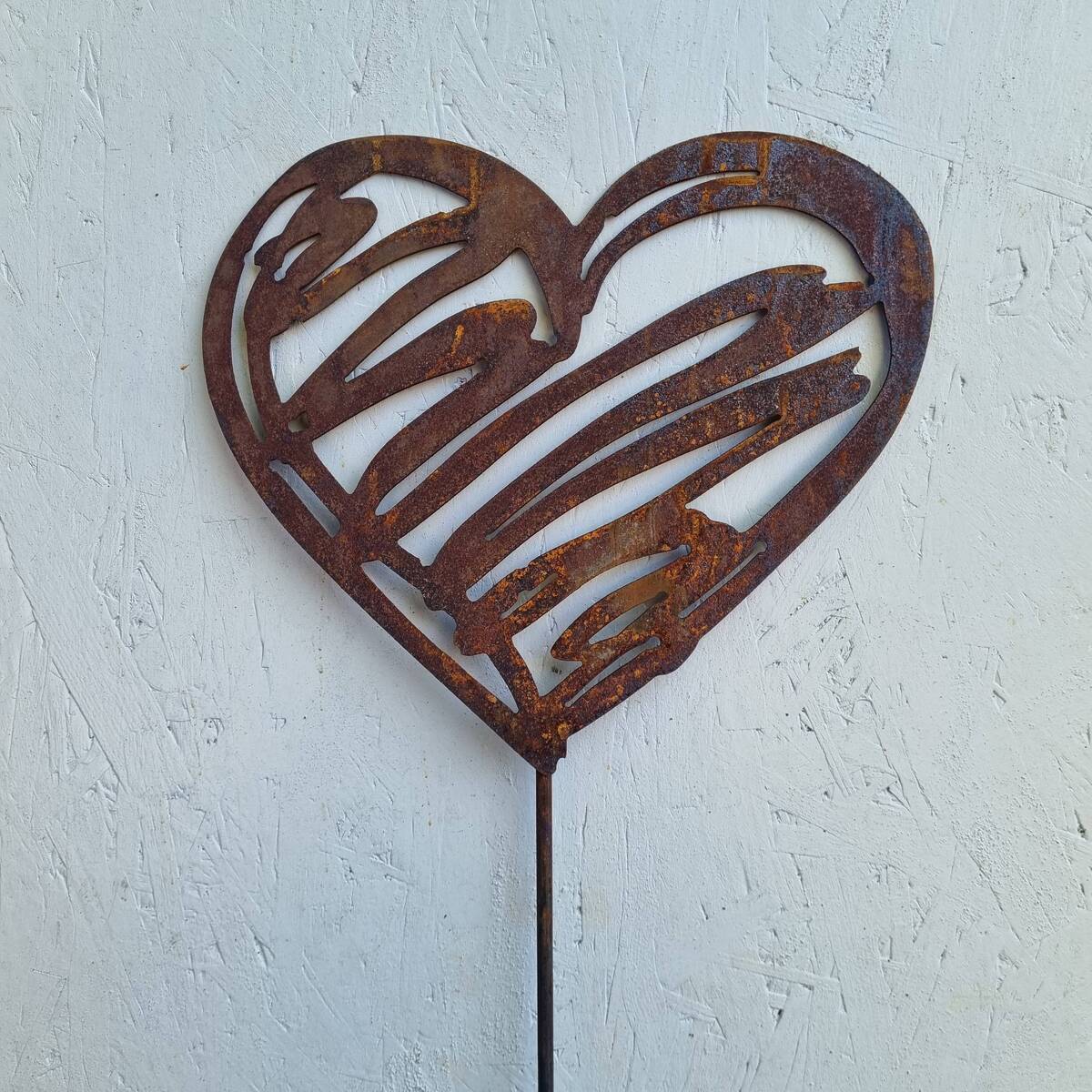 Coeur en fer rouillé, sur tige, 122 cm 