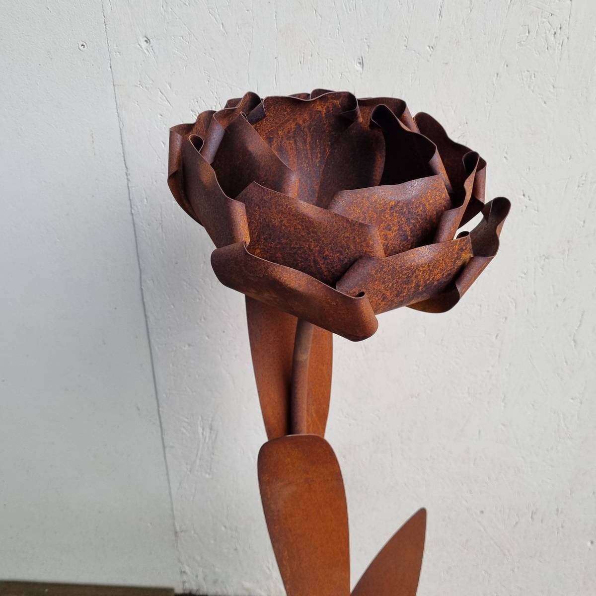 Rose en fer rouillé, sur pied, 116 cm 