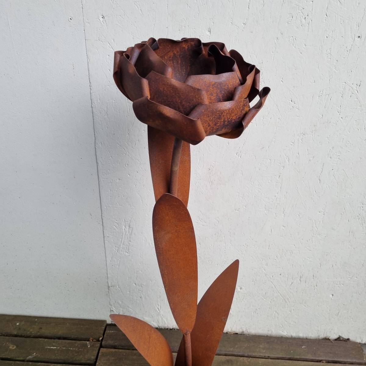 Rose en fer rouillé, sur pied, 116 cm 