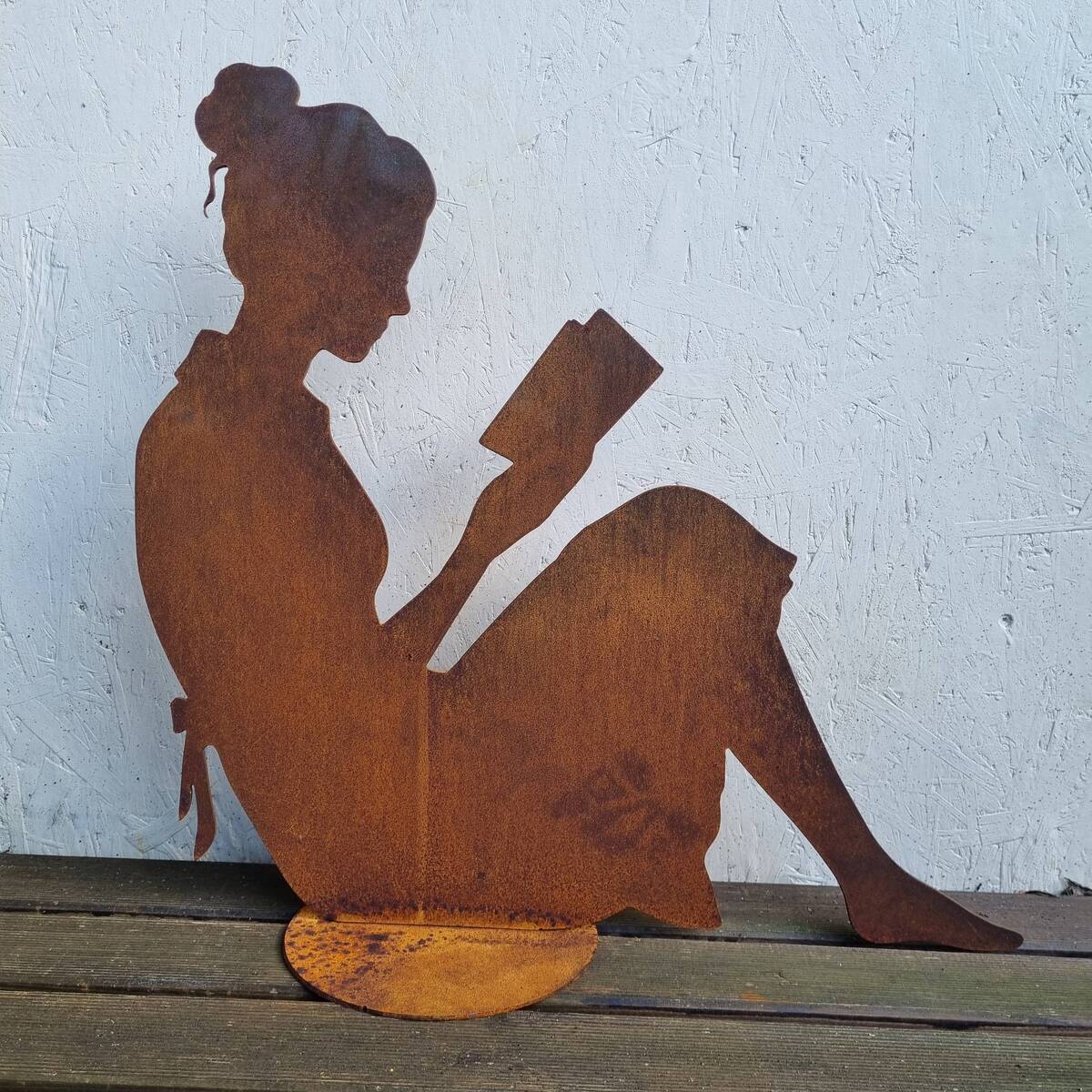 Dame lisant, en fer rouillé, 81 cm 