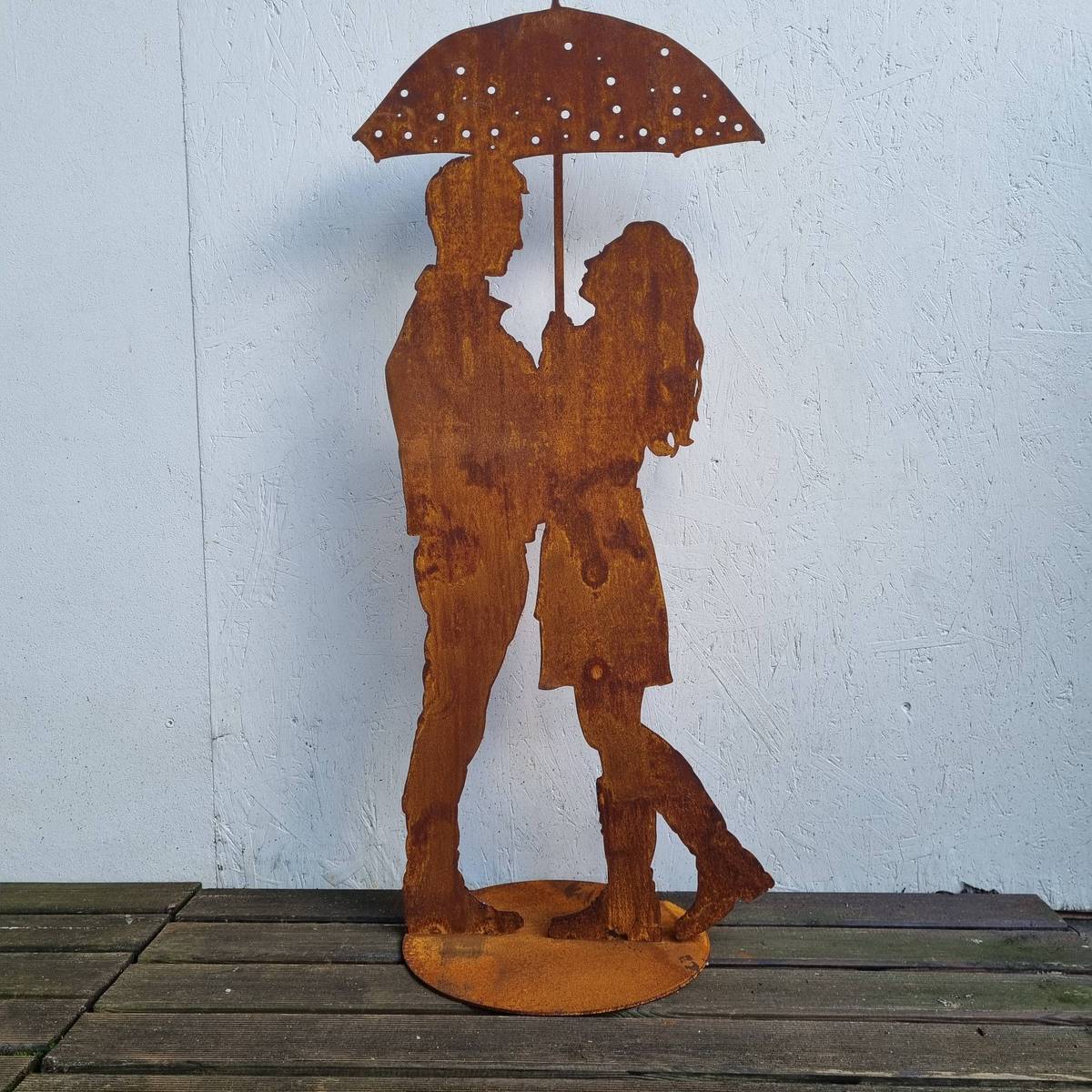 Paar unter dem Regenschirm, aus Rosteisen, 98 cm 