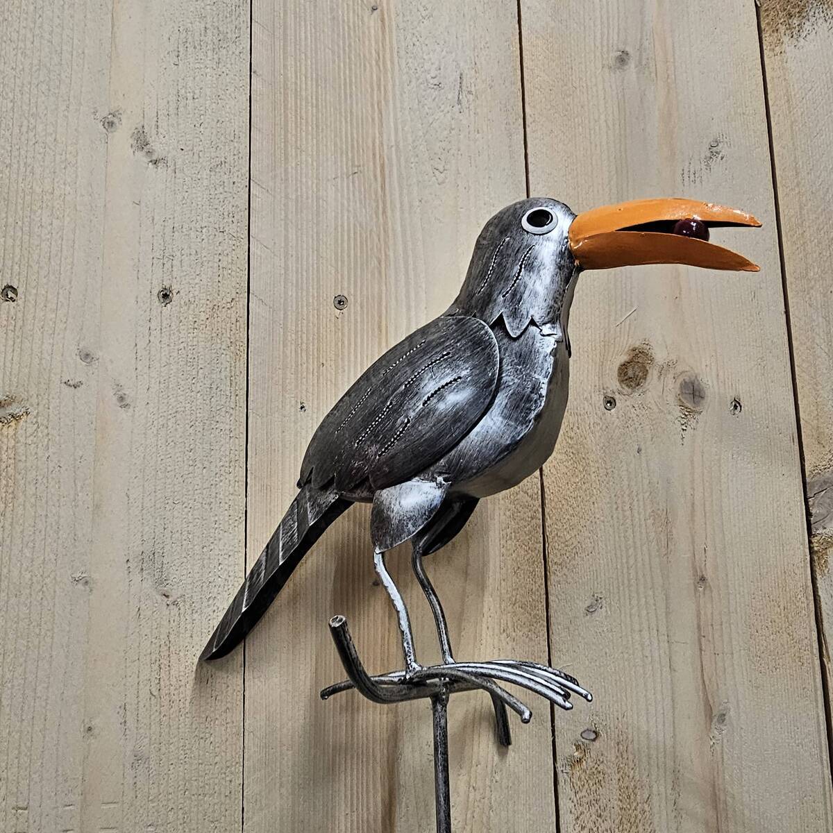 Rabe aus Metall bemalt, auf Stab, 75 cm 