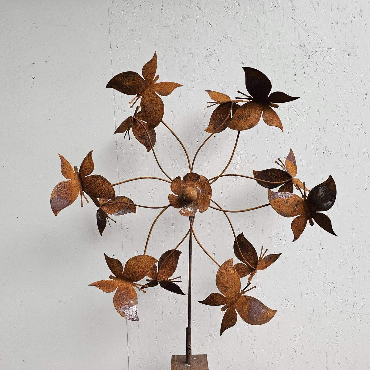 Windrad aus Rosteisen, am Stab von 185 cm, Durchmesser 76 cm 