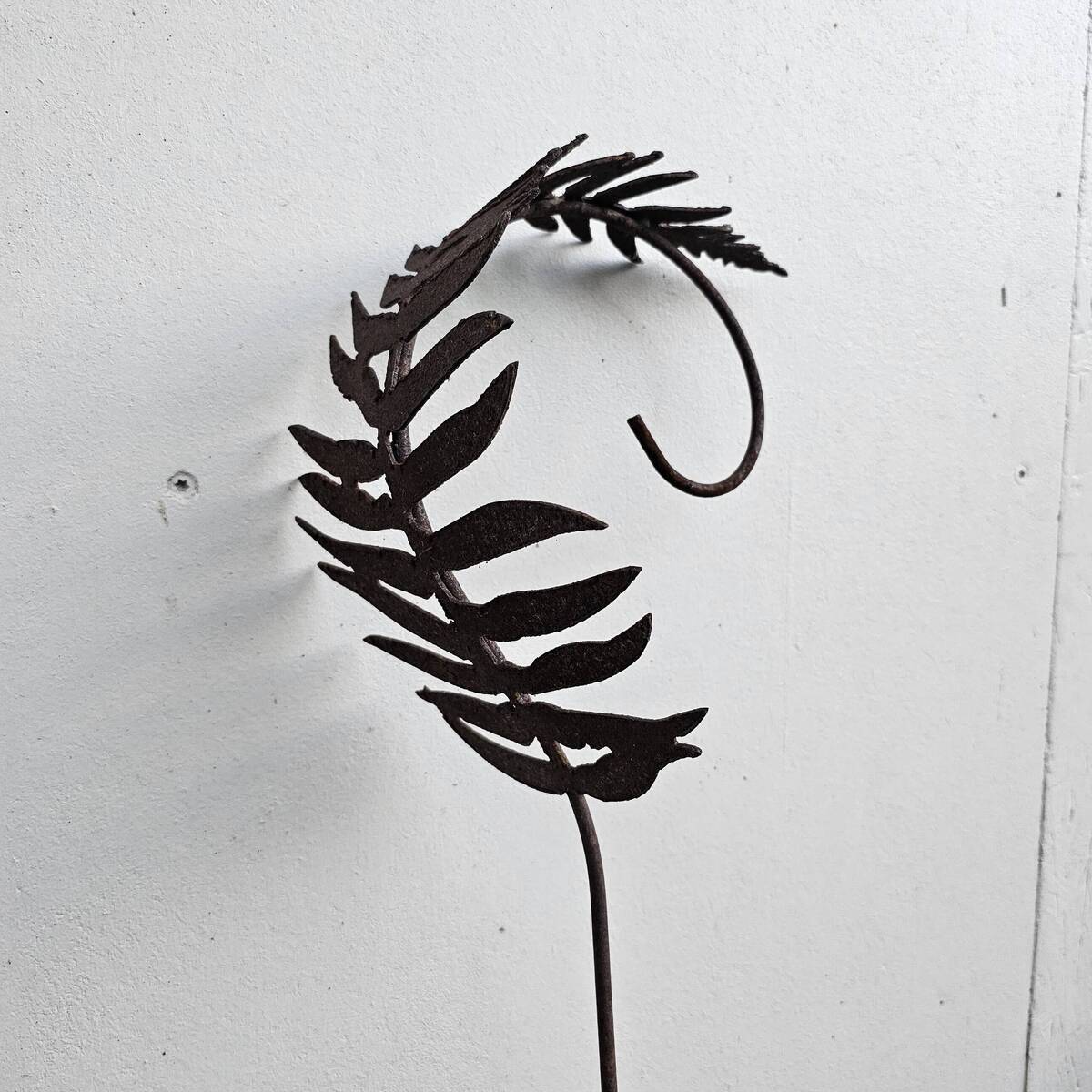Fougère en fer rouillé, sur tige, 130 cm 