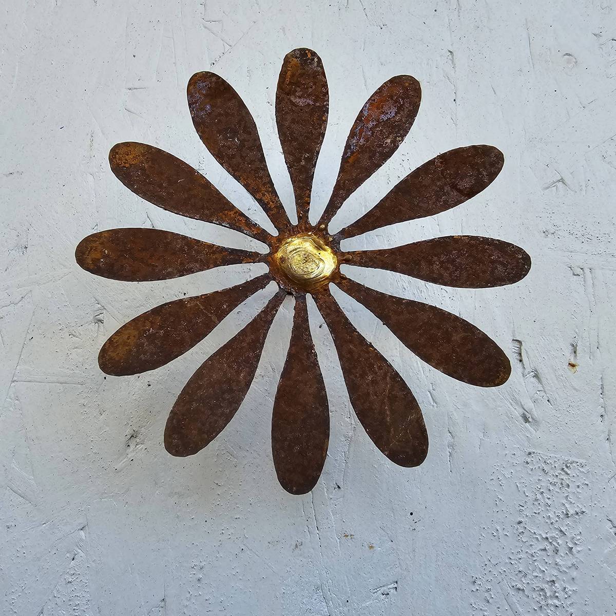 Blume aus Rosteisen, Mitte Gold, D. 15 cm