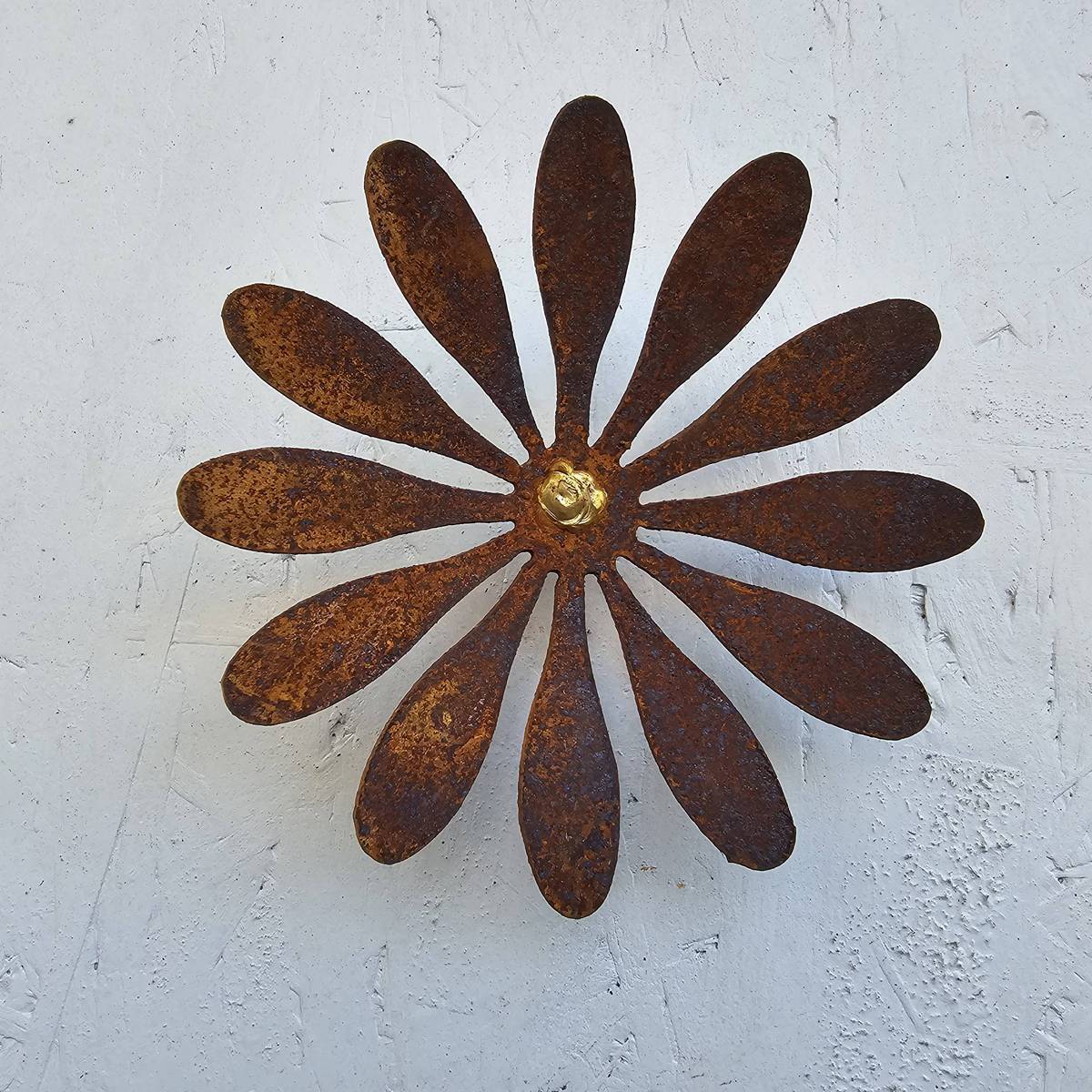 Blume aus Rosteisen, Mitte Gold, D. 19 cm