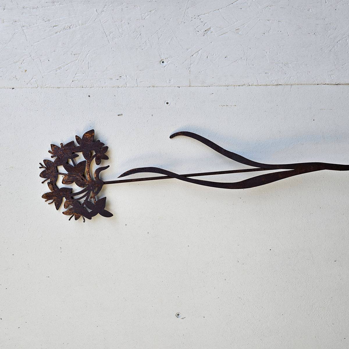 Oignon en fleur, en fer rouillé, à piquer. 91 cm 