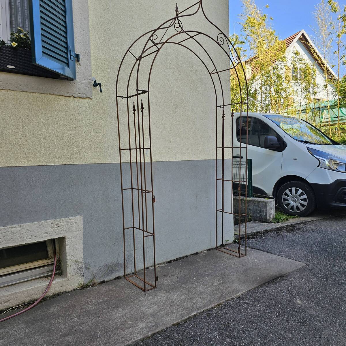 Rosenbogen aus Rosteisen, Höhe Ihnen 242 cm, Breite Ihnen 125 cm 