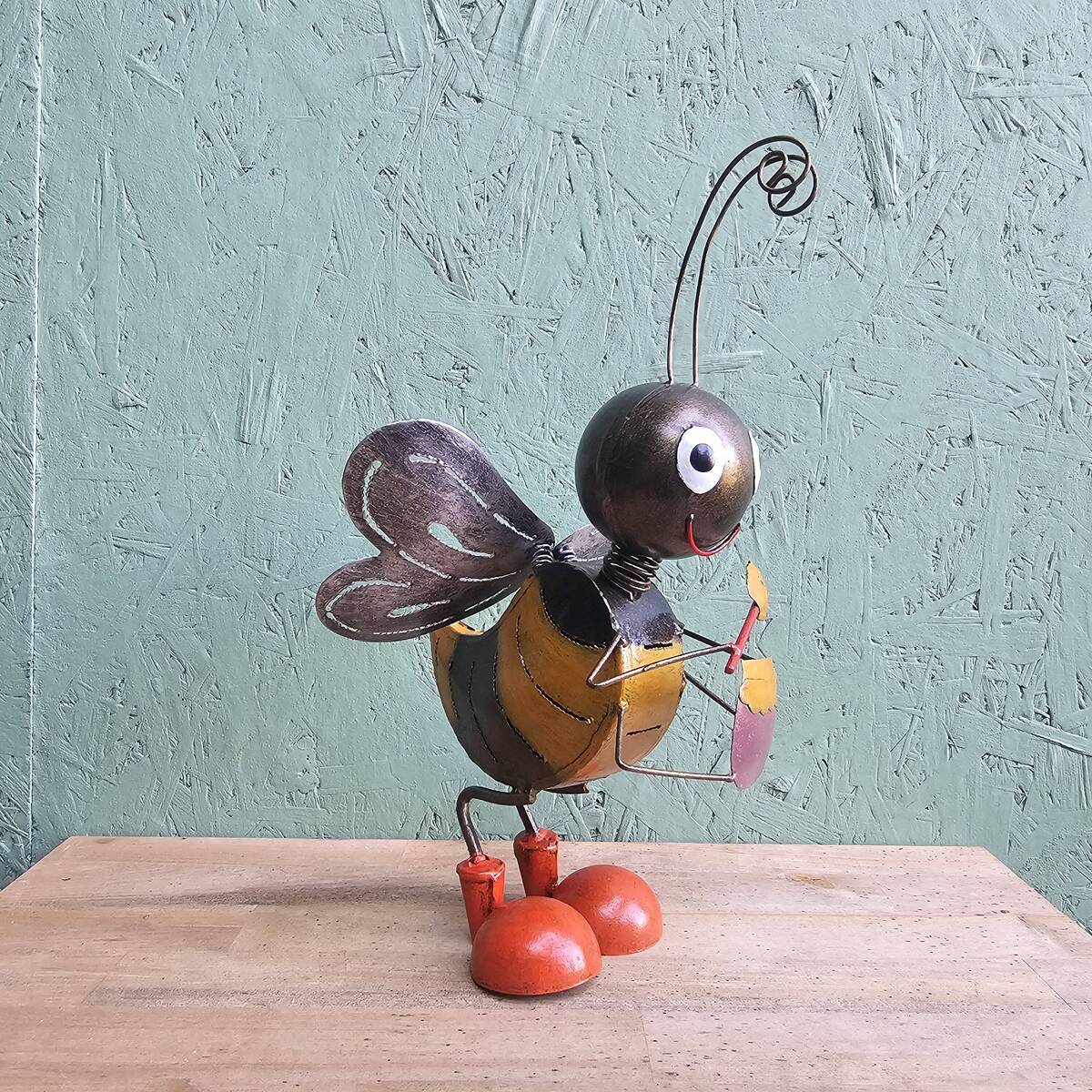 Abeille en métal peint, avec pot de miel, 37 cm 