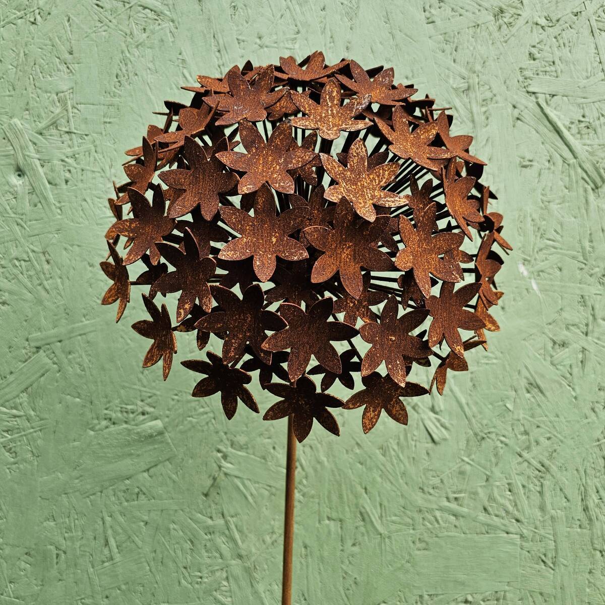 Blume aus Rosteisen,  Ø 30 cm, H. 146 cm 