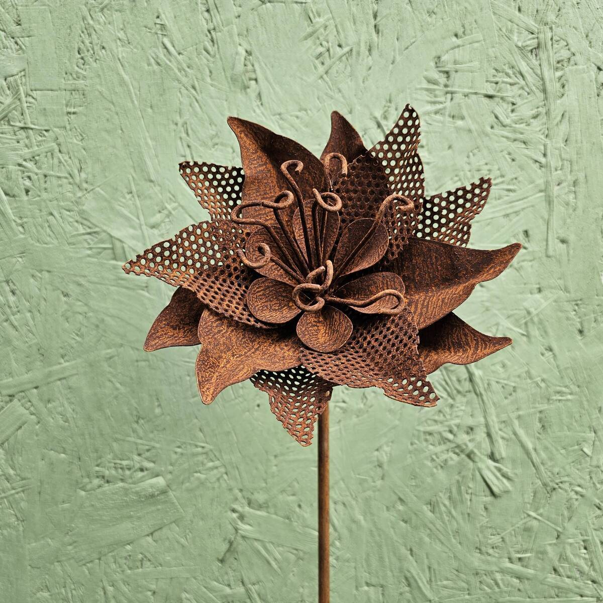 Blume aus Rosteisen,  Ø 19 cm, H. 145 cm 