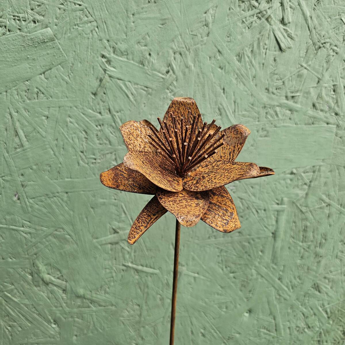 Blume aus Rosteisen,  Ø 15 cm, H. 105 cm 