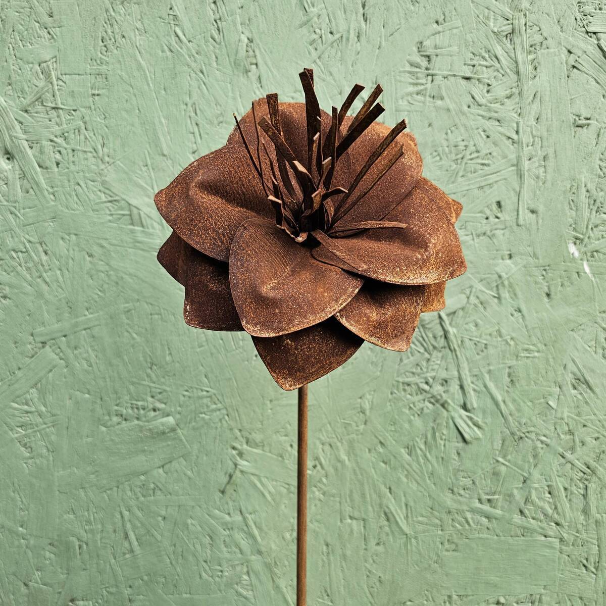 Blume aus Rosteisen,  Ø 20 cm, H. 144 cm 