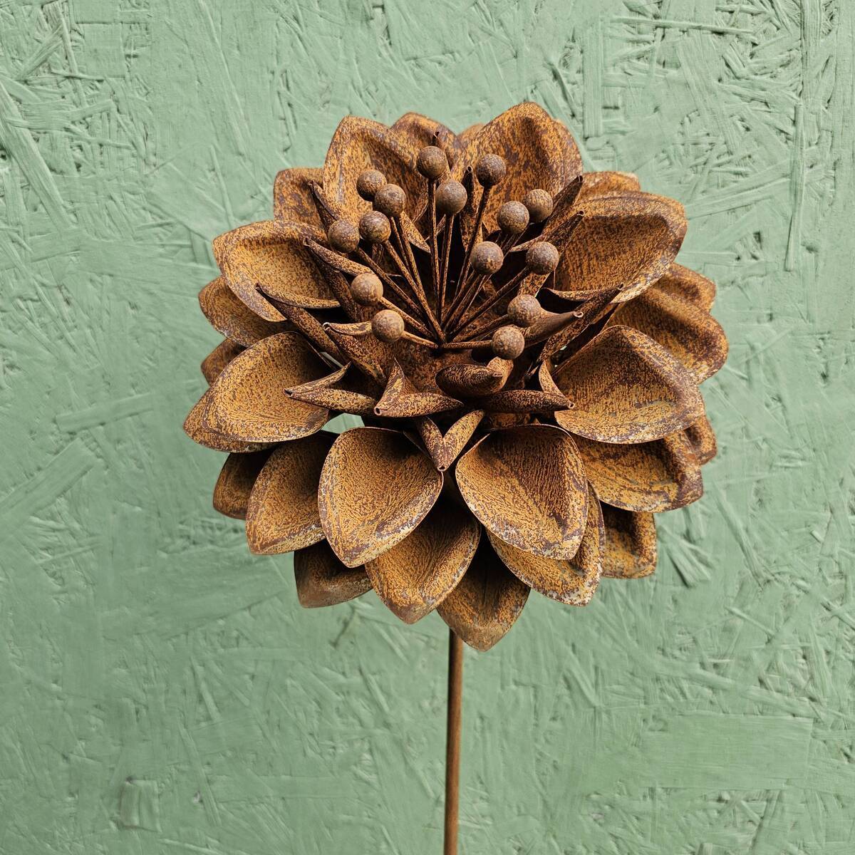 Blume aus Rosteisen,  Ø 25 cm, H. 142 cm 