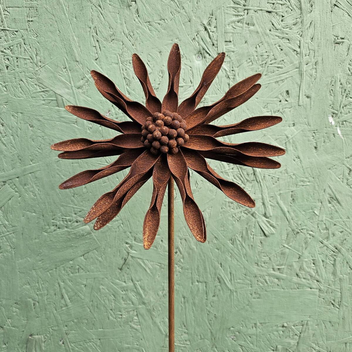 Blume aus Rosteisen,  Ø 26 cm, H. 143 cm 
