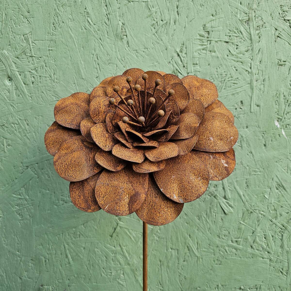 Blume aus Rosteisen,  Ø 28 cm, H. 142 cm 