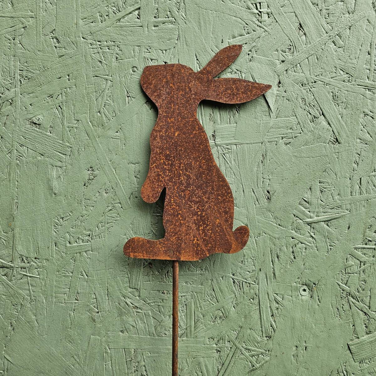 Hase aus Rosteisen, am Stab, 100 cm 