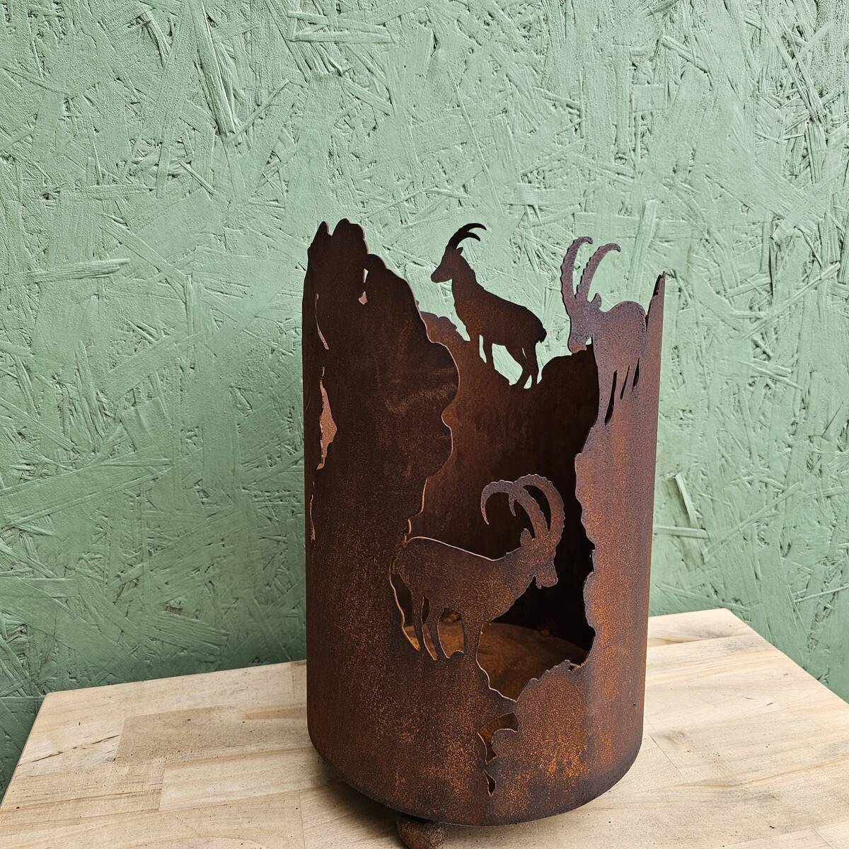 Foyer en fer rouillé, avec bouquetins, 36 cm 