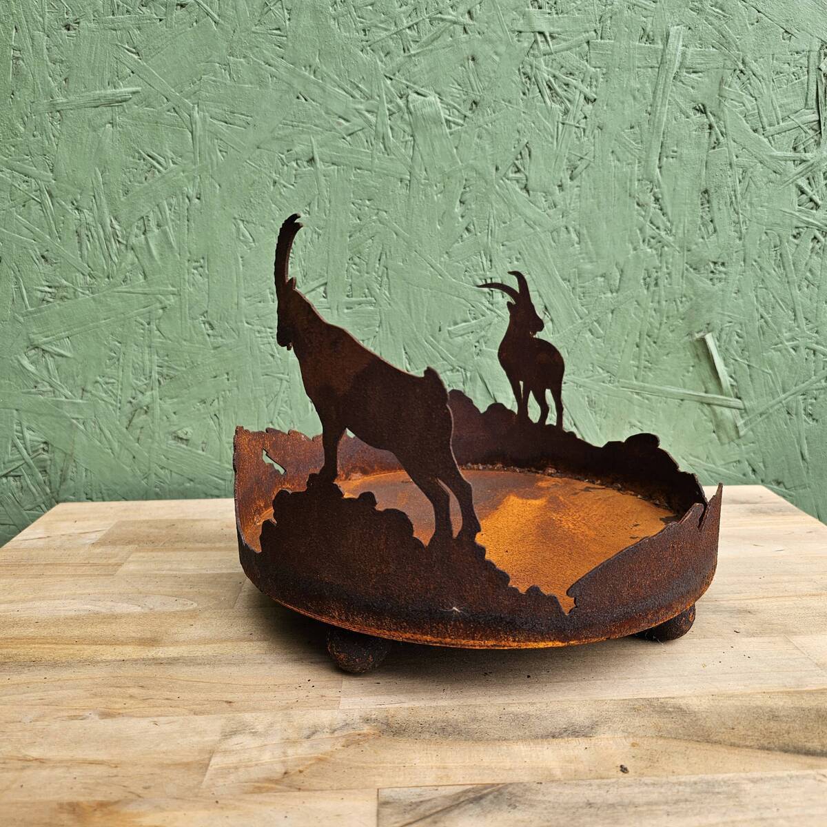 Steinbock Tablett auf 4 Kugeln, aus Rosteisen, ⌀ 27 cm 