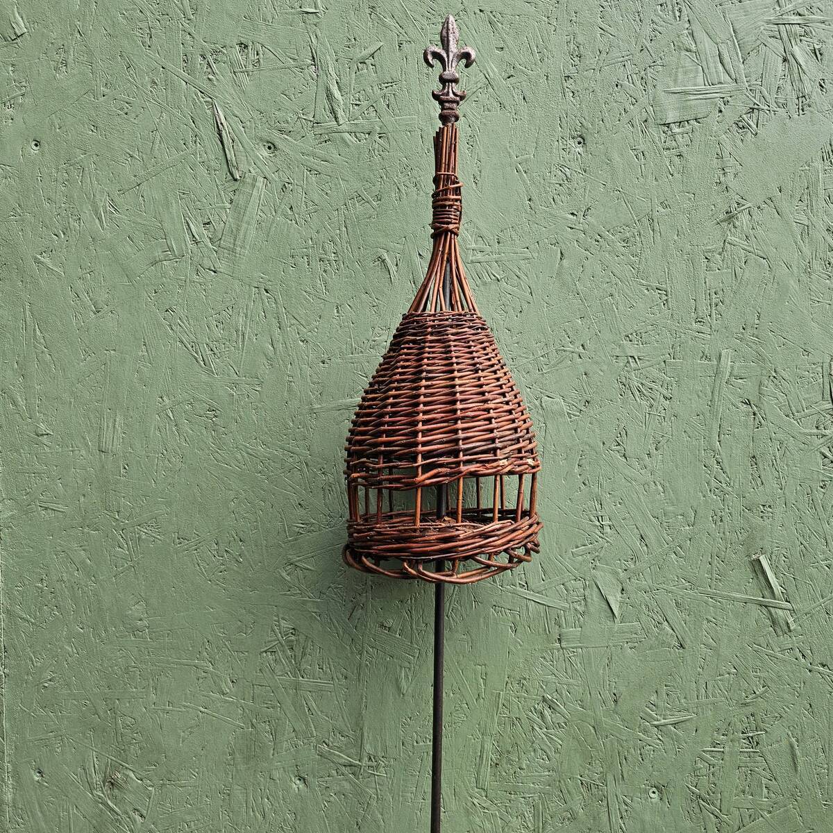 Maisonnette en osier sur tige en métal, 154 cm 