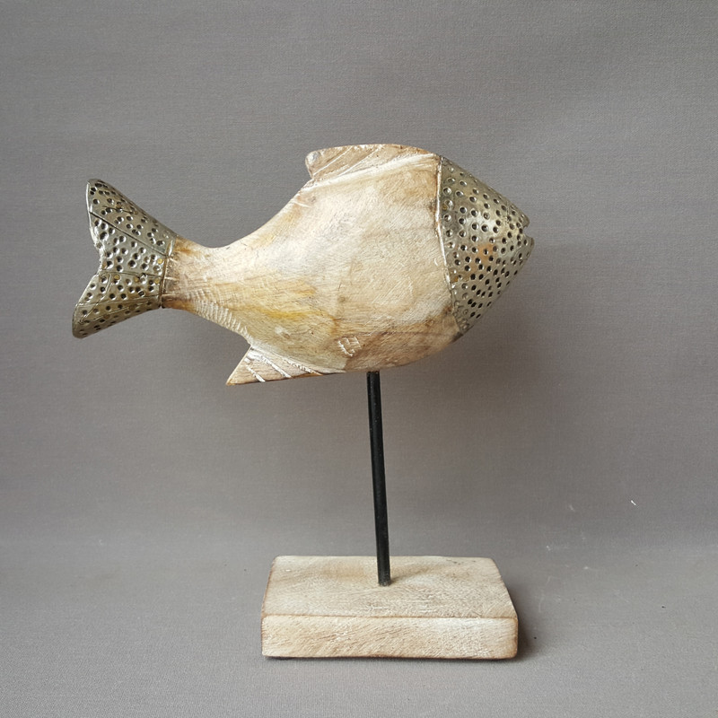 Fisch aus Holz und Metallverzierungen